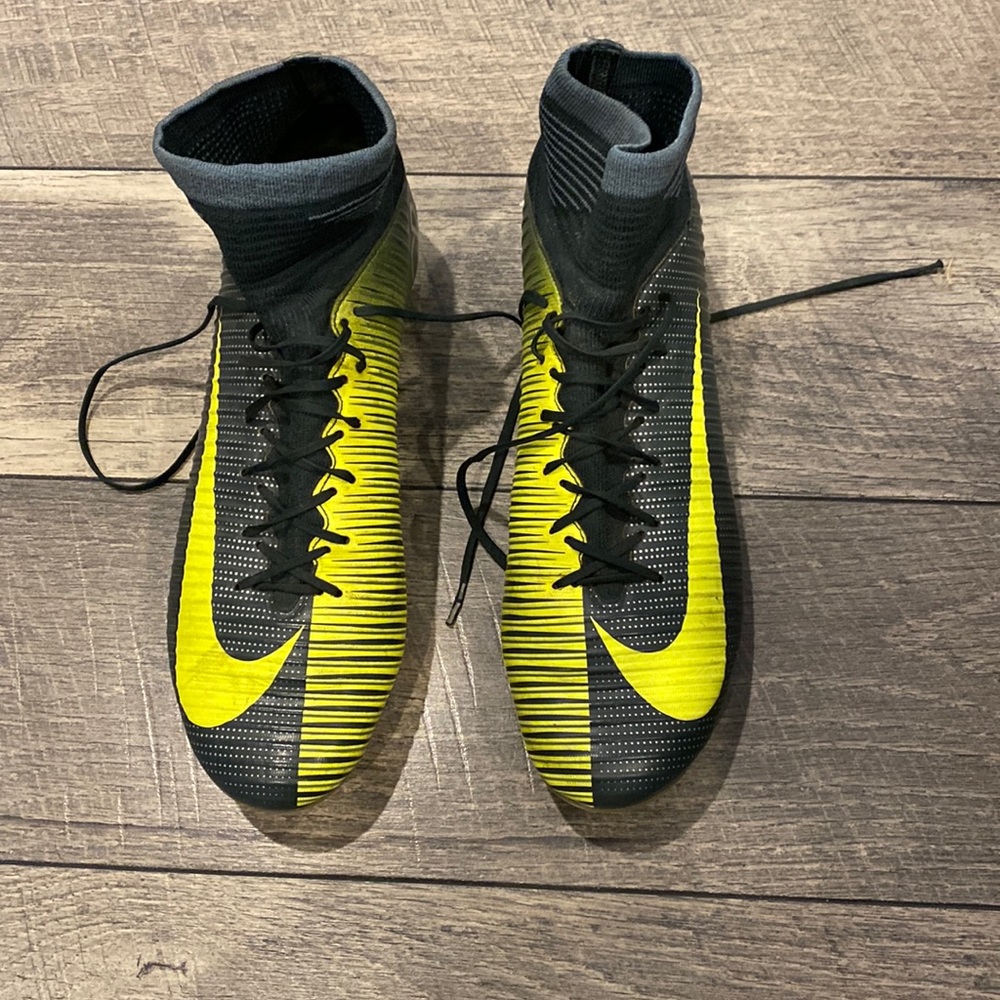 Mens size 8 CR7 Mercurial soccer cleats.